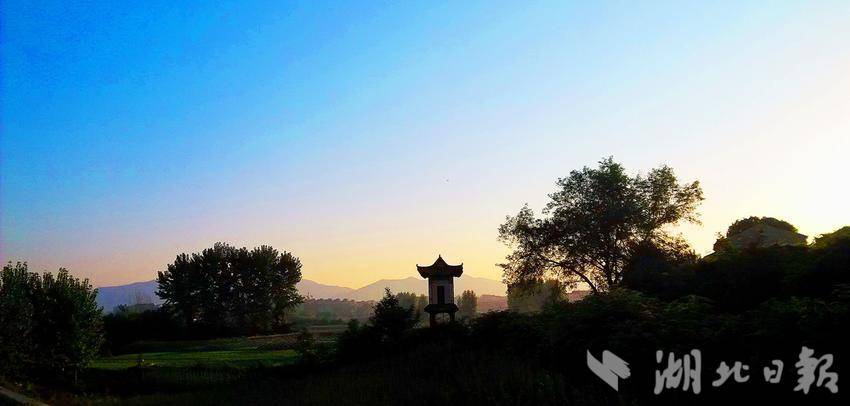 所求不過(guò)是，日出相伴，日落相隨。