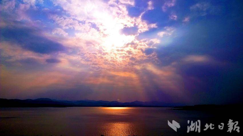 總有一片晚霞會(huì)經(jīng)過(guò)你的頭上，也總有一個(gè)人會(huì)愛(ài)你一場(chǎng)