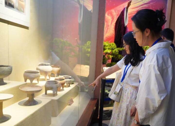 與會(huì)代表走進(jìn)南漳縣博物館 (李杰 攝）