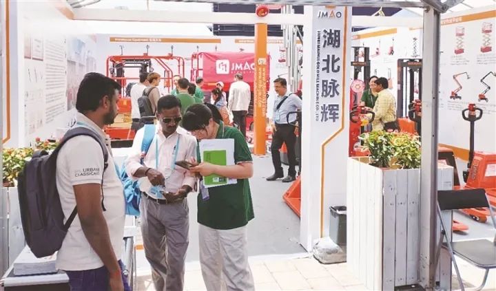 4月15日，第137屆中國(guó)進(jìn)出口商品交易會(huì)在廣州開幕，我市組織26家企業(yè)參展，涵蓋新材料、工程機(jī)械等優(yōu)勢(shì)產(chǎn)業(yè)。 樊子昕 攝