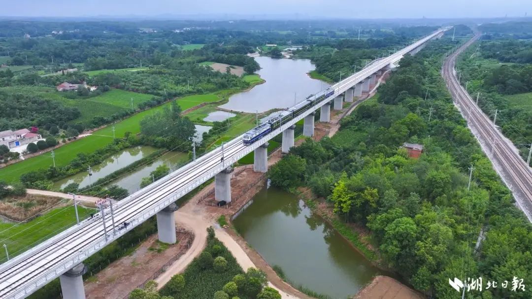 6月18日，檢測列車55163次在襄荊高鐵行駛。（湖北日報客戶端通訊員 陳龍 攝）.jpg