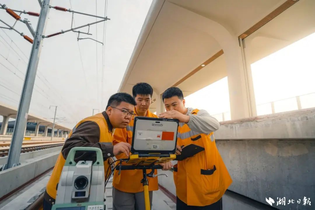 襄陽工務(wù)段職工檢測襄荊高鐵軌道設(shè)備。（湖北日報客戶端通訊員 李垚駿 攝）.jpg