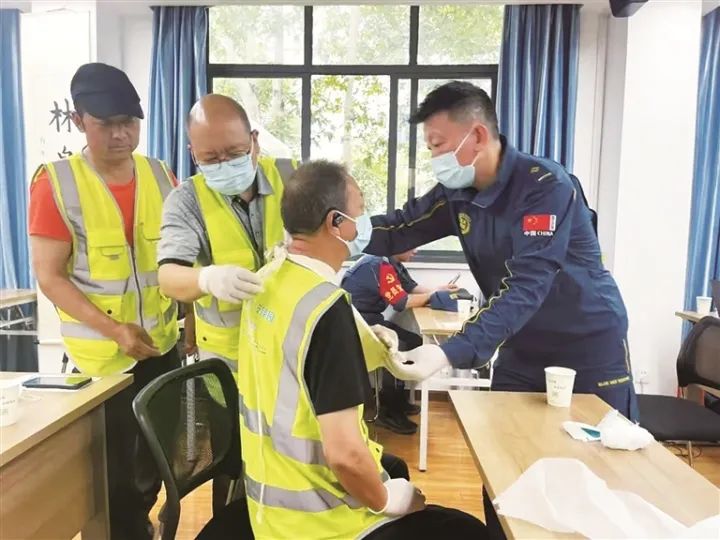 志愿者救援隊隊員接受市藍天救援中心講師培訓。沿河社區(qū)供圖