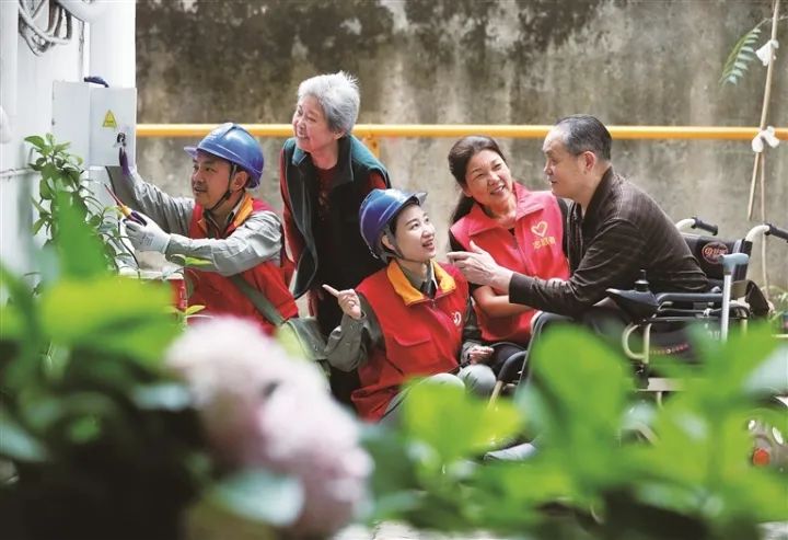 志愿者救援隊隊員和轄區(qū)供電人員一起，深入居民點排查安全隱患。趙平 攝