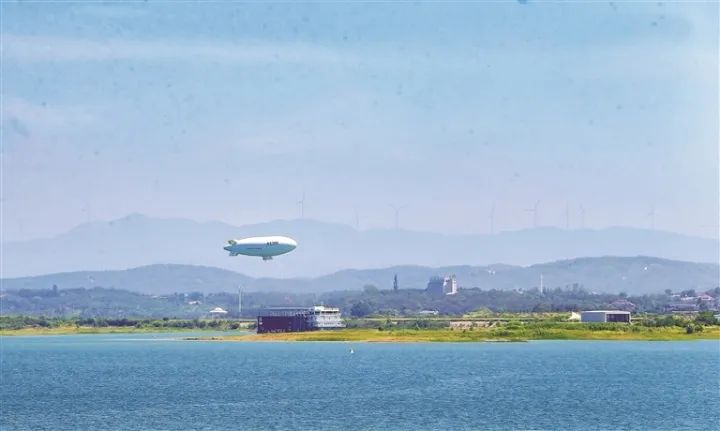 “祥云”AS700載人飛艇在漳河上空翱翔。? ? 本報資料圖片