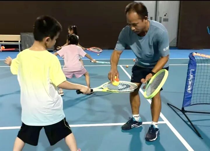 李柳（右）在教學(xué)。