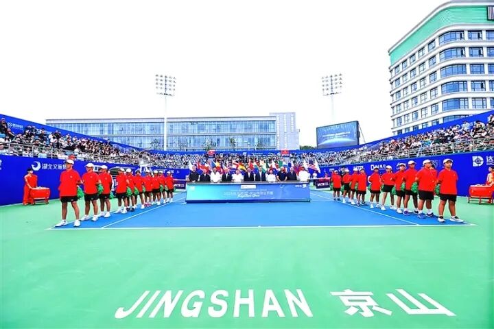 2025京山網(wǎng)球公開賽開幕，吸引眾多網(wǎng)球愛好者前往觀看。